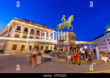 Reiterstatue von Erzherzog Albrecht, Albertina Museum, Nachtaufnahme, Wien, Österreich, Europa Stockfoto