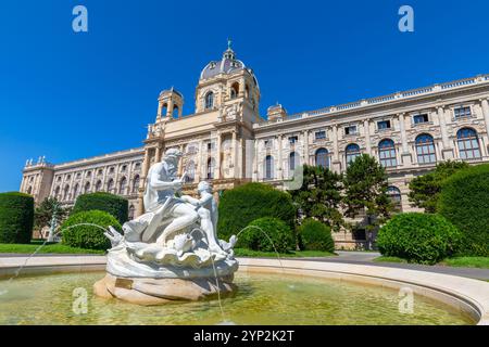 Skulpturenbrunnen vor dem Naturhistorischen Museum, UNESCO-Weltkulturerbe, Museumsviertel, Wien, Österreich, Europa Stockfoto