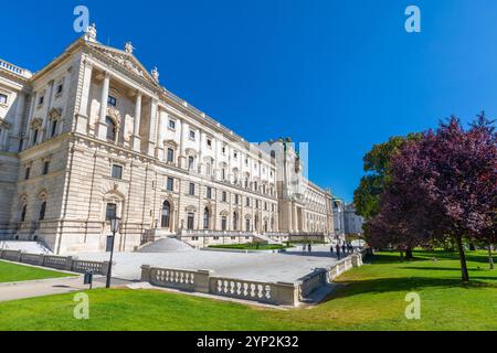 Hinterer Eingang zur Hofburg, UNESCO-Weltkulturerbe, und neue Burg Museum, Burggarten, Wien, Österreich, Europa Stockfoto