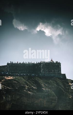 Blick auf Touristen im berühmten Nazare Lighthouse mit Blick auf den North Beach, Nazare, Oeste, Estremadura, Portugal, Europa Stockfoto