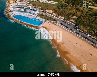 Praia Grande, der größte Strand an der Sintra-Küste, weißer Sand und beliebt bei Surfern, mit dem Meerwasserpool des Arribas Hotel Stockfoto