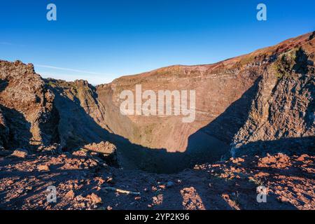 Vulkankrater des Vesuv und Landschaft mit roten Felsen, in der Nähe von Neapel, Kampanien, Italien, Europa Stockfoto