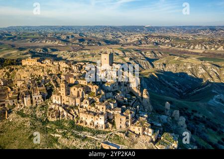 Von der Bevölkerung verlassene Geisterstadt Craco im Süden Italiens, Drohnenblick bei Sonnenuntergang, Basilicata, Italien, Europa Stockfoto