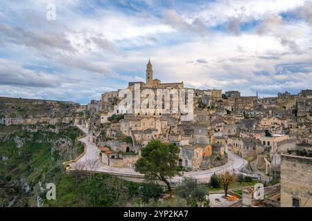 Antike Stadt mit traditionellen Steinhäusern mit Maria Santissima della Bruna und Kathedrale Sant'Eustachio auf der Spitze, Matera, Bsilicata, Italien, Europa Stockfoto