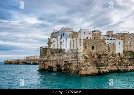 Polignano a Mare historische Küstenstadt mit traditionellen Häusern an der Adria mit türkisfarbenem Wasser, Polignano a Mare, Apulien, Italien Stockfoto