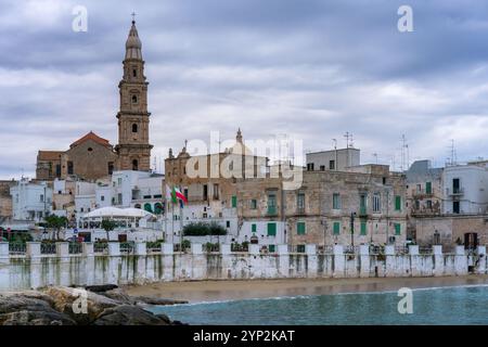 Monopoli historische Stadt mit alten Häusern und Maria Santissima della Madia Kathedrale bei Sonnenuntergang, Monopoli, Apulien, Italien, Europa Stockfoto