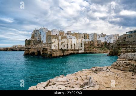 Polignano a Mare historische Küstenstadt mit traditionellen Häusern an der Adria mit türkisfarbenem Wasser, Polignano a Mare, Apulien, Italien Stockfoto