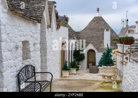 Alberobello ikonische alte Trullo und Trulli weiße Häuser mit Steindecken in konischer Form, UNESCO-Weltkulturerbe, Alberobello, Apulien, Italien Stockfoto