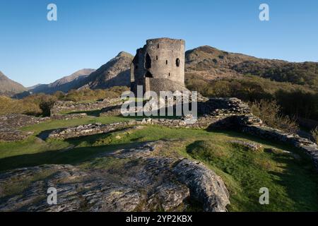 Dolbadarn Castle und der Llanberis Pass, in der Nähe von Llanberis, Snowdonia National Park (Eryri), Nordwales, Großbritannien, Europa Stockfoto