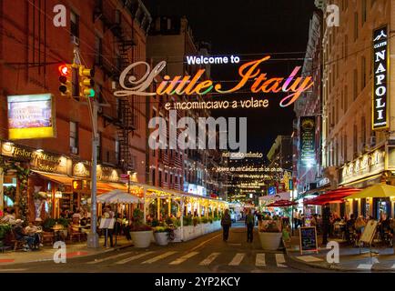 Das Willkommen in Little Italy Schild an der Kreuzung Mulberry Street und Hester Street, Little Italy Manhattan, New York, Vereinigte Staaten von Amerika Stockfoto