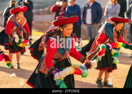 Peruanische Frauen in traditionellen Kleidern tanzen bei Feierlichkeiten, Chinchero, Peru, Südamerika Stockfoto