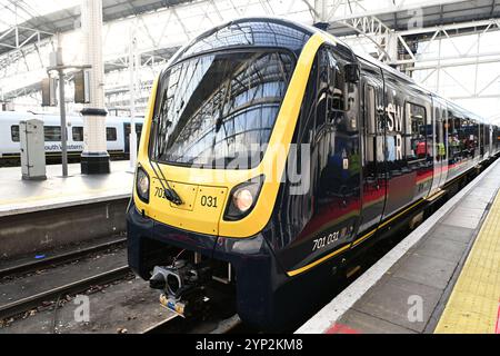 NUR Arterio, die 1 Milliarde Pfund teure Flotte von 90 neuen Zügen der South Western Railway (SWR), wird von Stuart Broad auf der Londoner Waterloo Station vorgestellt. Foto Datum: Donnerstag, 28. November 2024. Die South Western Railway nannte Arterios als „Jockey“, „Red Rose“, „Ace“, „Nighthawk“ und „Thames Racer“, um die legendären Sportstätten im gesamten Netz zu würdigen. Die Flotte von 1 Mrd. £ mit 90 neuen Arteriozügen wird eine größere Kapazität und verbesserte Funktionen im gesamten Vorortnetz von SWR bieten. Das Foto sollte lauten: Jas Lehal/PA Media Assignments Stockfoto