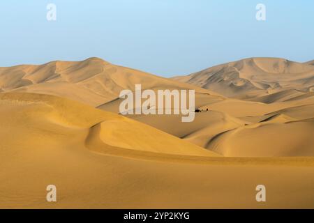 Dünen-Buggy auf Sanddünen in der Wüste, Huacachina, Bezirk Ica, Provinz Ica, Region Ica, Peru, Südamerika Stockfoto