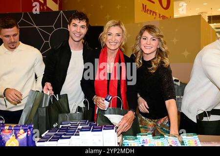 Timur Bartels, Julian David, Dagmar Wöhrl und Luise Bähr bei der 4. Charity Promi Pack 2024 Aktion von Maximilian Seitz in der Mall von Berlin. Berlin, 27.11.2024 *** Timur Bartels, Julian David, Dagmar Wöhrl und Luise Bähr bei der 4 Charity Promi Pack 2024 Kampagne von Maximilian Seitz in der Berliner Mall, 27 11 2024 Foto:XM.xWehnertx/xFuturexImagex Promi Pack 4185 Stockfoto