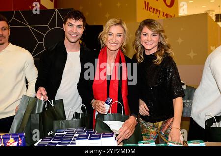 Julian David, Dagmar Wöhrl und Luise Bähr bei der 4. Charity Promi Pack 2024 Aktion von Maximilian Seitz in der Mall von Berlin. Berlin, 27.11.2024 *** Julian David, Dagmar Wöhrl und Luise Bähr bei der 4 Charity Promi Pack 2024 Kampagne von Maximilian Seitz in der Berliner Mall, 27 11 2024 Foto:XM.xWehnertx/xFuturexImagex Promi Pack 4186 Stockfoto