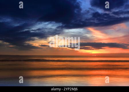 Sonnenuntergang über dem Bristol Channel von Dunraven Bay, Southerndown, Südwales, Großbritannien, Europa Stockfoto