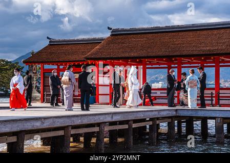 Traditionelles japanisches Heiratsritual im Itsukushima Shinto-Schrein auf der Insel Miyajima, UNESCO-Weltkulturerbe, Präfektur Hiroshima, Honshu, Japan Stockfoto