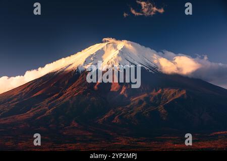 Lebendiger Sonnenaufgang in der fünfstöckigen Pagode Chureito Pagode mit Blick auf Fujiyoshida City und den Vulkan Fuji, Fujiyoshida, Honshu, Japan und Asien Stockfoto