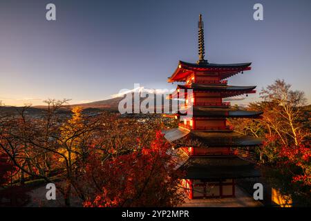 Lebendiger Sonnenaufgang in der fünfstöckigen Pagode Chureito Pagode mit Blick auf Fujiyoshida City und den Vulkan Fuji, Fujiyoshida, Honshu, Japan und Asien Stockfoto