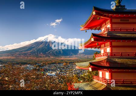 Lebendiger Sonnenaufgang in der fünfstöckigen Pagode Chureito Pagode mit Blick auf Fujiyoshida City und den Vulkan Fuji, Fujiyoshida, Honshu, Japan und Asien Stockfoto