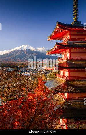 Lebendiger Sonnenaufgang in der fünfstöckigen Pagode Chureito Pagode mit Blick auf Fujiyoshida City und den Vulkan Fuji, Fujiyoshida, Honshu, Japan und Asien Stockfoto