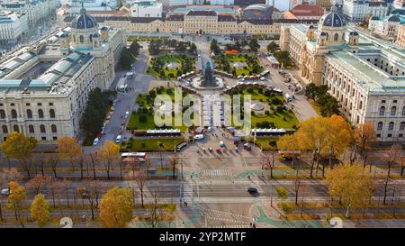 Ein atemberaubender Blick aus der Vogelperspektive auf Wiens Maria-Theresien-Platz mit seiner berühmten Architektur, üppigen Gärten und lebendigen kulturellen Atmosphäre im Gehör Stockfoto