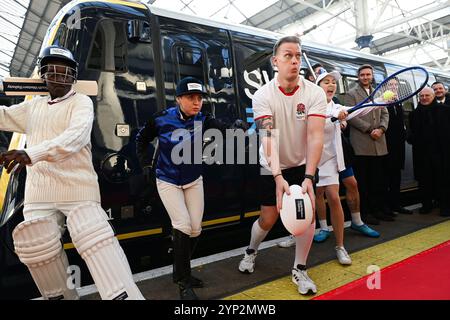 NUR Arterio, die 1 Milliarde Pfund teure Flotte von 90 neuen Zügen der South Western Railway (SWR), wird von Stuart Broad auf der Londoner Waterloo Station vorgestellt. Foto Datum: Donnerstag, 28. November 2024. Die South Western Railway nannte Arterios als „Jockey“, „Red Rose“, „Ace“, „Nighthawk“ und „Thames Racer“, um die legendären Sportstätten im gesamten Netz zu würdigen. Die Flotte von 1 Mrd. £ mit 90 neuen Arteriozügen wird eine größere Kapazität und verbesserte Funktionen im gesamten Vorortnetz von SWR bieten. Das Foto sollte lauten: Jas Lehal/PA Media Assignments Stockfoto