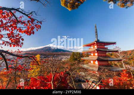 Ahornbäume und Fuji, UNESCO-Weltkulturerbe, im Herbst mit roter Chureito-Pagode, Fujiyoshida, Honshu, Japan, Asien Stockfoto