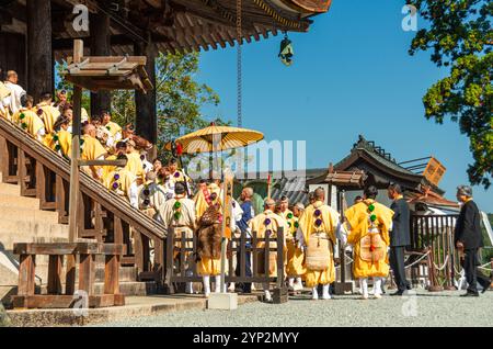 Buddhistische Mönche in gelben Gewändern im Tempel, Yoshino-Herbstfeste, Festival zum Gebet für eine gute Ernte im Tenmangu des Kinpusen-JI-Tempels, Stockfoto