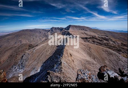 Blick vom Gipfel des Pico del Veleta, mit Verwerfungen, die nach Mulhacen, Sierra Nevada, Granada, Andalusien, Spanien führen, Europa Stockfoto