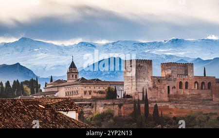 Verschneite Sierra Nevada im frühen Winter mit Pico de Veleta hinter der warmen farbigen Alhambra, UNESCO-Weltkulturerbe, Granada, Andalusien, Spanien, Europ Stockfoto