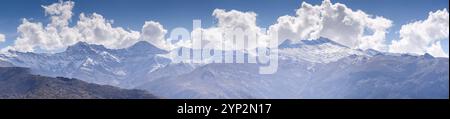 Panoramablick auf die verschneite Sierra Nevada mit Alcazaba, Mulhacen und Pico de Veleta, Blick von Guejar Sierra, Sierra Nevada, Andalusien, Spanien, Euro Stockfoto