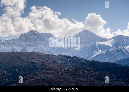 Panoramablick auf die verschneite Sierra Nevada mit Alcazaba, Mulhacen und Pico de Veleta, Blick von Guejar Sierra, Sierra Nevada, Andalusien, Spanien, Euro Stockfoto