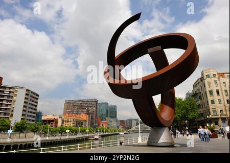 Skulptur von Jorge Oteiza vor dem Rathaus, Bilbao, Provinz Biskaya, Baskenland, Spanien, Europa Stockfoto