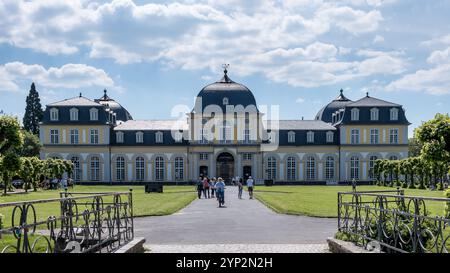 Blick auf die Fassade von Schloss Poppelsdorf, einem barocken Gebäude im Stadtteil Poppelsdorf, heute Teil der Universität Bonn, Deutschland, Stockfoto