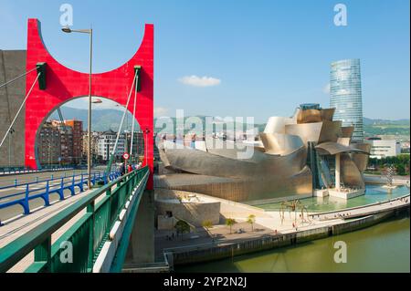 L'Arc Rouge (der Rote Bogen) des französischen Künstlers Daniel Buren auf der Brücke La Salve (Brücke des Prinzen und Prinzen von Spanien) vor dem Guggenheim M Stockfoto