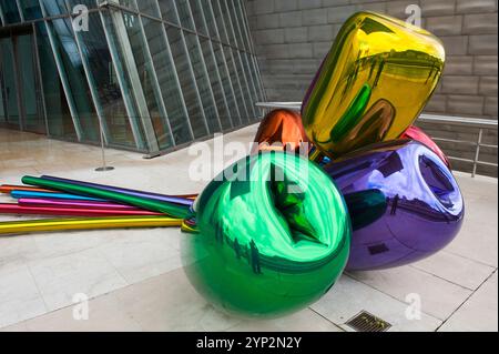 Tulpen des Künstlers Jeff Koons im Guggenheim Museum, entworfen vom Architekten Frank Gehry, Bilbao, Provinz Biskaya, Baskenland, Spanien, Europa Stockfoto