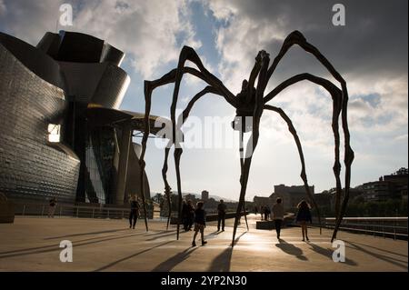 Maman-Skulptur der französisch-amerikanischen Künstlerin Louise Bourgeois, 1911–2010, neben dem Guggenheim Museum, entworfen vom Architekten Frank Gehry, Bilbao Stockfoto