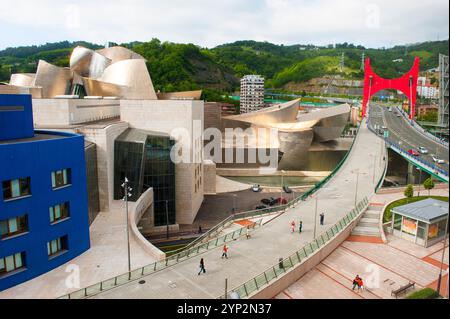 L'Arc Rouge (der Rote Bogen) des französischen Künstlers Daniel Buren auf der Brücke La Salve (Brücke des Prinzen und Prinzessin von Spanien) mit dem Guggenheim Museum d Stockfoto