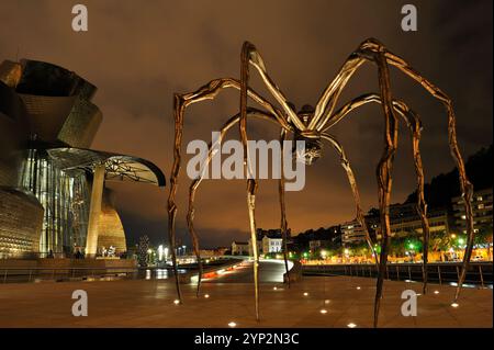 Maman-Skulptur der französisch-amerikanischen Künstlerin Louise Bourgeois, 1911–2010, neben dem Guggenheim Museum, entworfen vom Architekten Frank Gehry, Bilbao, Pro Stockfoto