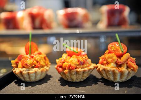 Pintxos werden in der Bokado Bar neben dem San Telmo Museum in San Sebastian, der Biskaya, der Provinz Gipuzkoa, dem Baskenland serviert. Spanien, Europa Stockfoto