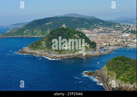 Monte Urgull in der Bucht von La Concha aus Sicht des Monte Igeldo, San Sebastian, der Biskaya-Bucht, der Provinz Gipuzkoa, des Baskenlandes, Spanien, Europa Stockfoto