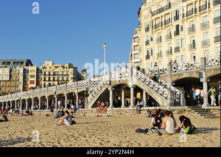 Nachtmarkt unter der Arkade Paseo de La Concha, Strand La Concha, San Sebastian, Bucht von Biskaya, Provinz Gipuzkoa, Baskenland, Spanien, Europa Stockfoto