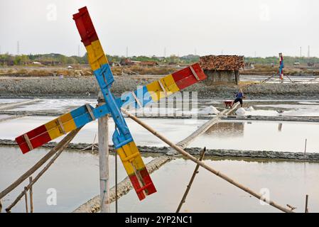 Salzfelder in Karangjahe, nahe Lasem, Java Island, Indonesien, Südostasien, Asien Stockfoto