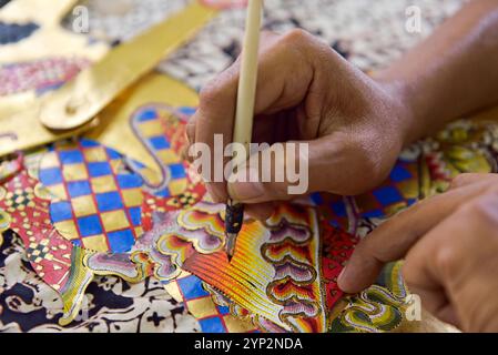 Werkstatt für Puppen für Schattenspiele (wayang kulit), Bima Art Shadow Puppet Maker, Bezirk Sondakan, Solo (Surakarta), Java Island, Indonesien Stockfoto