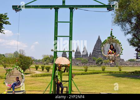 Mobiler Hebestuhl, Touristenattraktion im Prambanan Temple Compounds, UNESCO-Weltkulturerbe, Region Yogyakarta, Insel Java, Indonesien Stockfoto