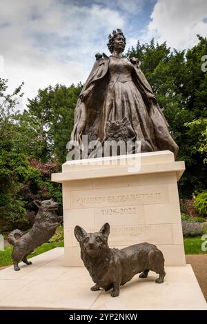 Großbritannien, England, Rutland, Oakham, Stamford Road, Bronzestatue von Königin Elisabeth II. von Hywel Pratley außerhalb der Bibliothek Stockfoto