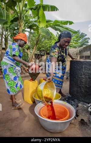 Dorfbewohner, die Palmöl herstellen, in Dokoue, Benin, Westafrika, Afrika Stockfoto