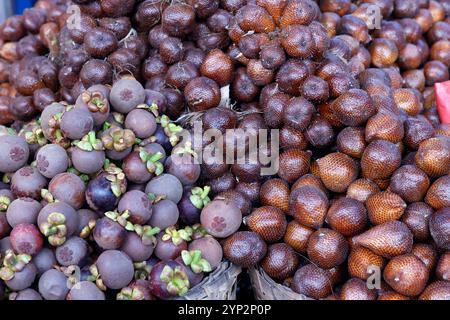 Mangostan und salakobst (Schlangenfrucht) zum Verkauf auf dem lokalen Lebensmittelmarkt, Yogyakarta, Java, Indonesien, Südostasien, Asien, Asien Stockfoto