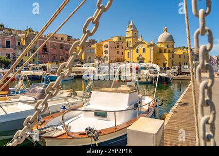 Blick auf die Kirche Santa Maria della Pieta im Fischereihafen Marina Grande mit Booten, Procida, Phlegräischen Inseln, Golf von Neapel, Kampanien, Südländer Stockfoto